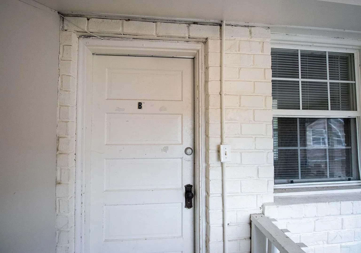 1107-1109 E Walnut — Photo 3