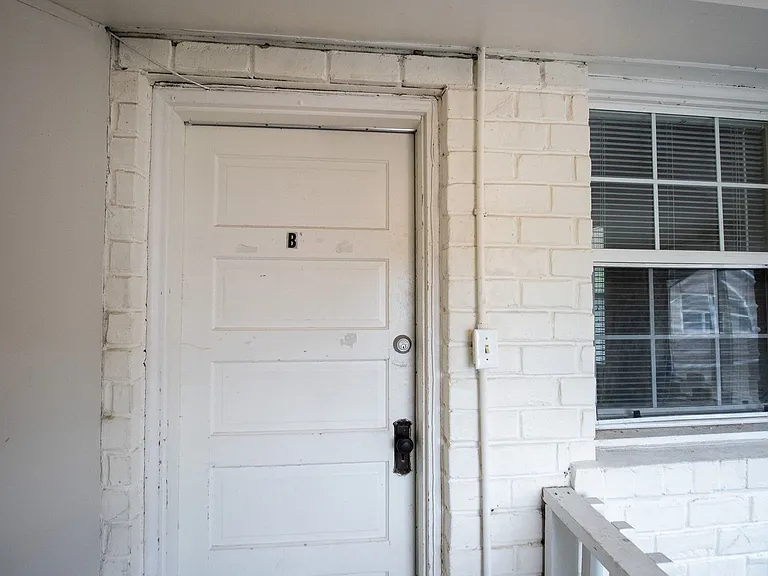 1107 E Walnut St — Photo 3