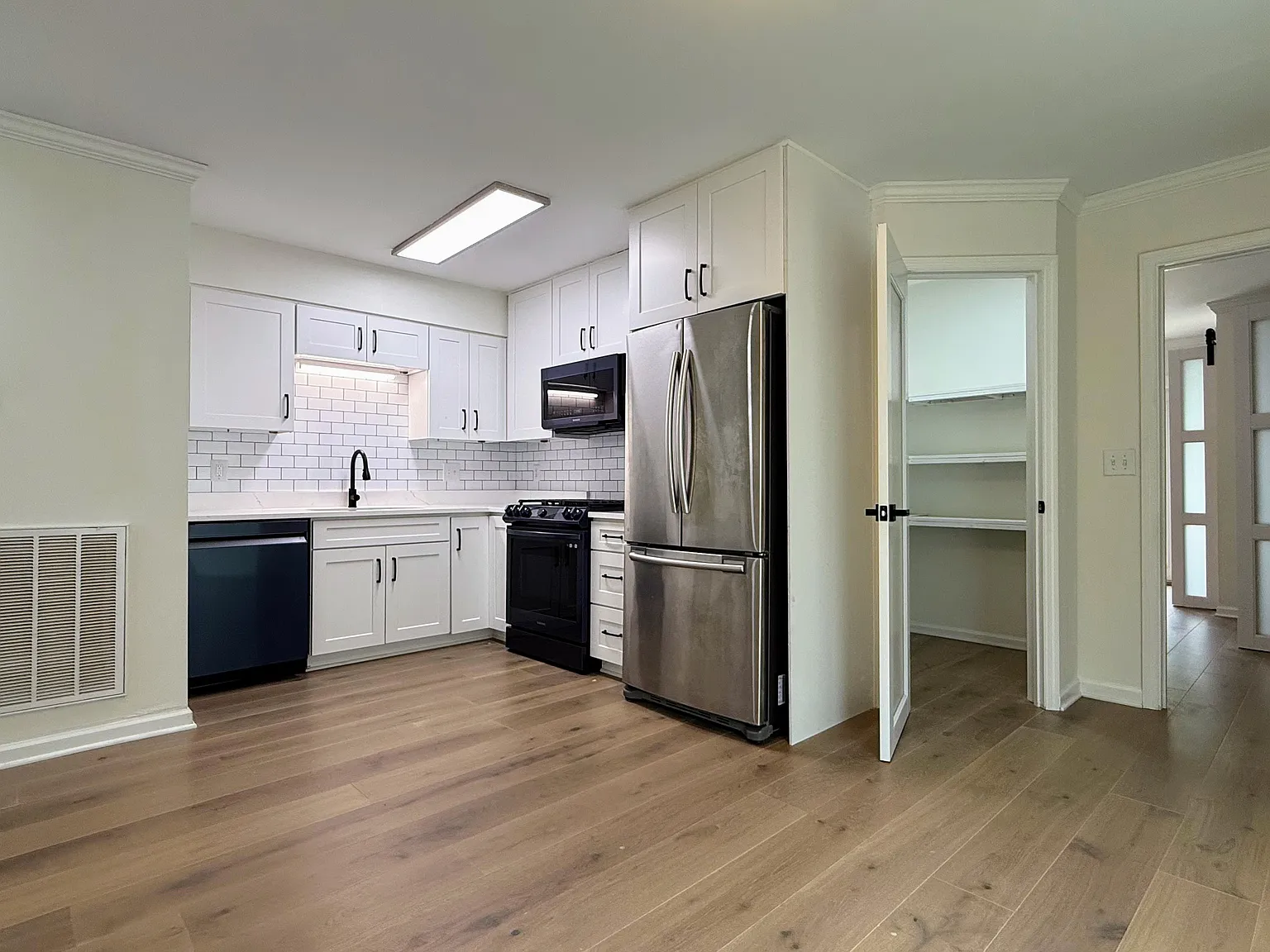 3 bed, 1564 sqft, $2,825 — Photo 2