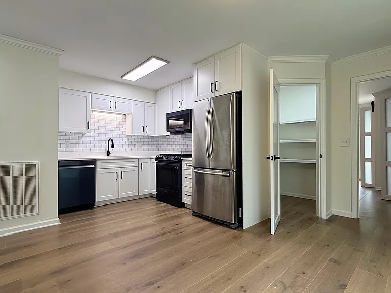 1221 Carriage Park Dr — Photo 2