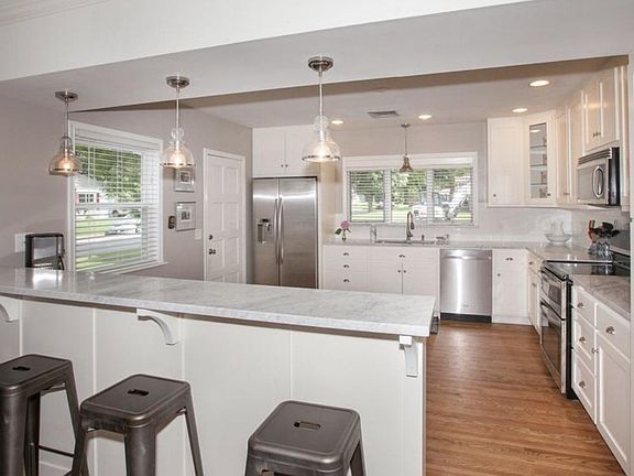 Kitchen with eat-in bar area