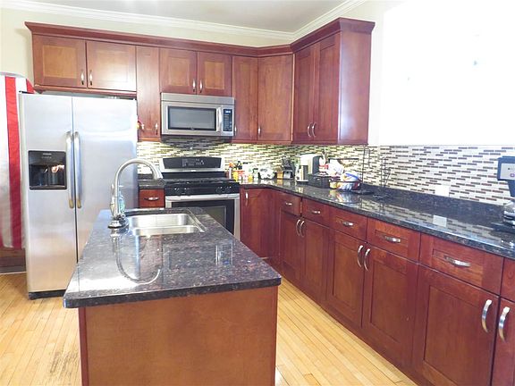 4th image of 736 W Bluff St