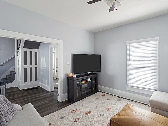 3rd image of 903 Gladstone St
