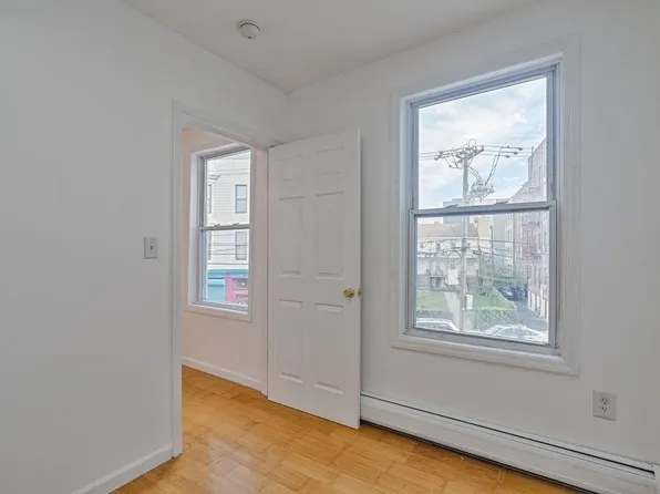 337 Summit Avenue image 11 of 25