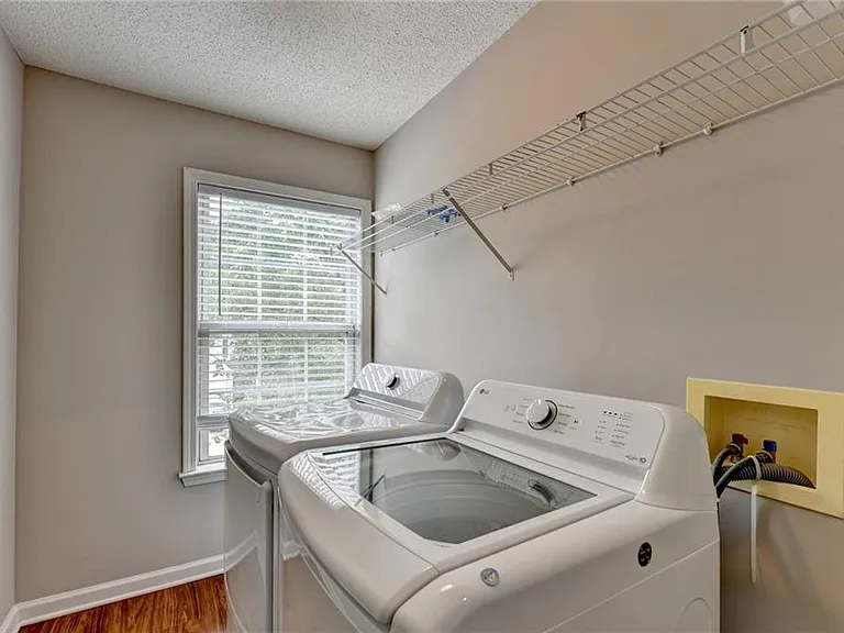 565 Alstonefield Dr — Photo 34