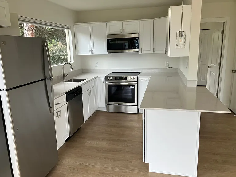 Lake Court Apartments — Photo 34