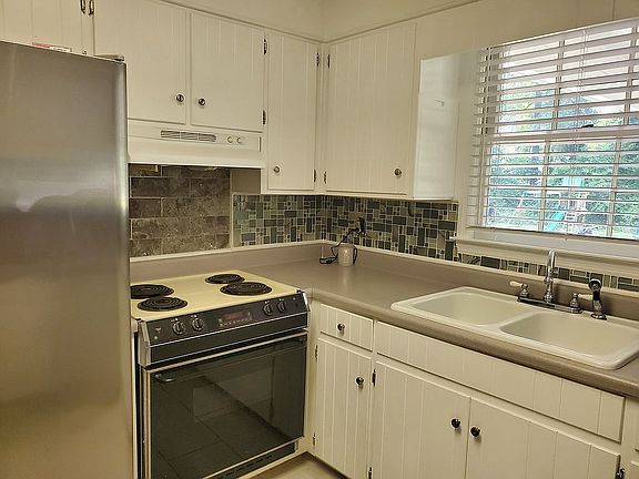 3rd image of 123 Hillcrest Ln