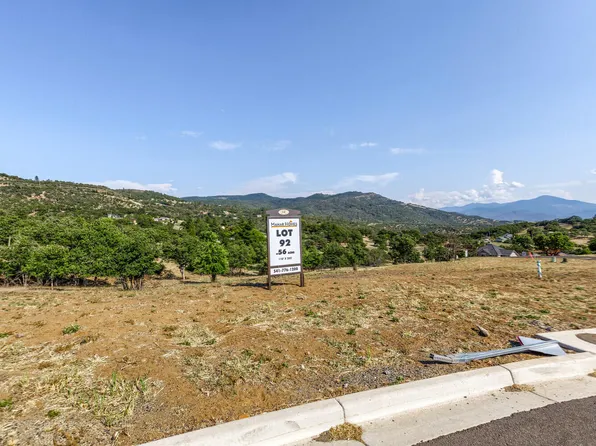 5712 Winter Hills Dr, Medford, OR 97504