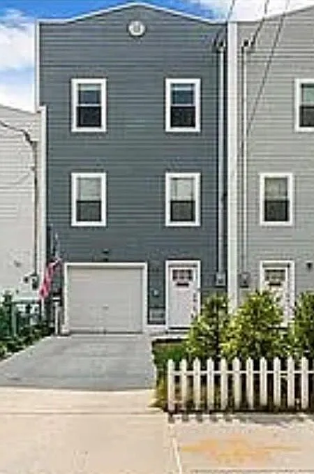 3626 Bay View Ave photo 1