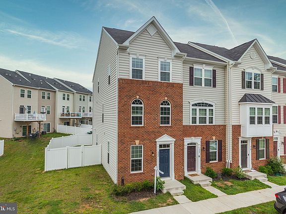 3rd image of 522 River Crest Way
