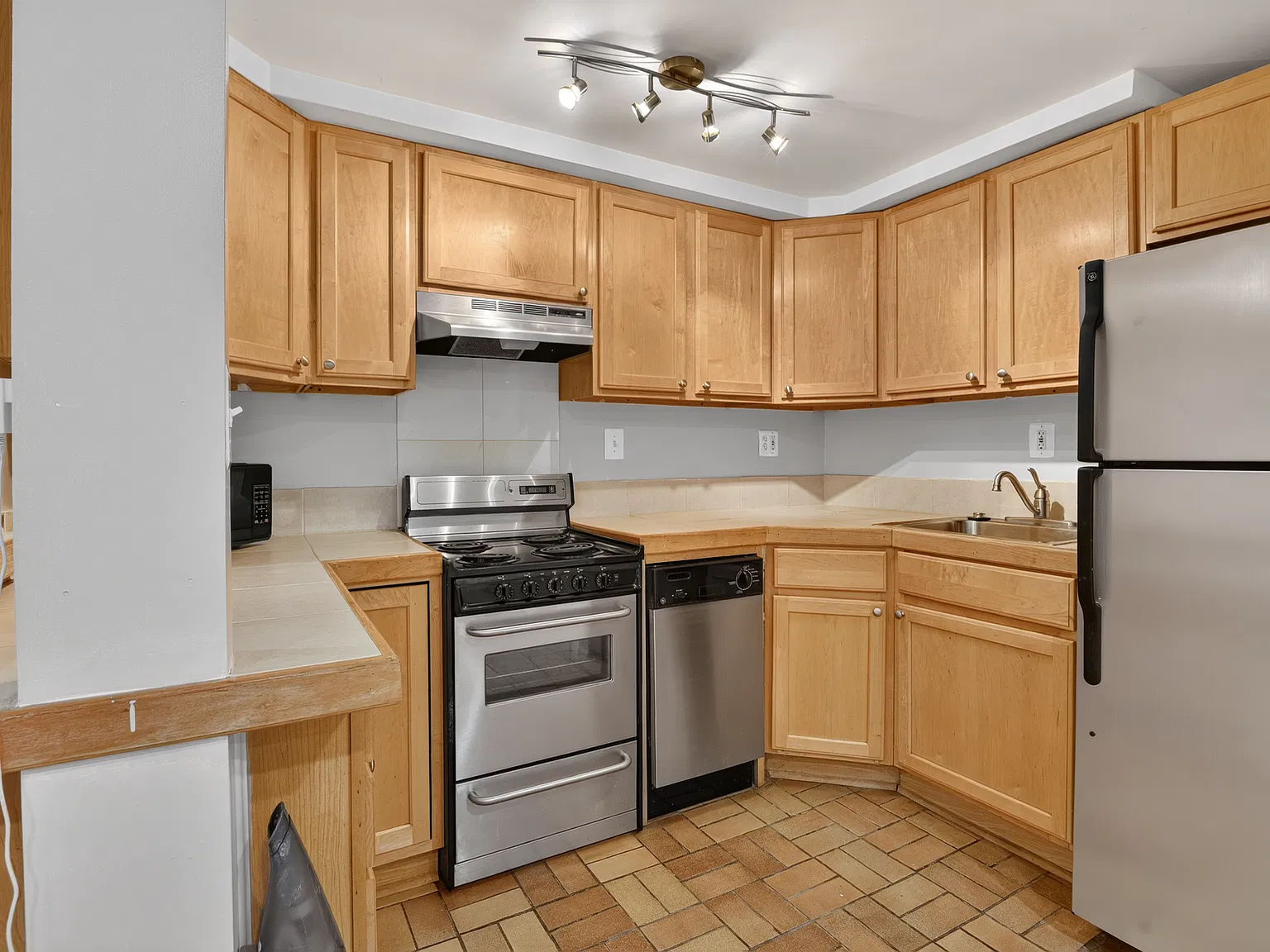 2 bed, 1.5 bath, 750 sqft, $2,499 — Photo 2