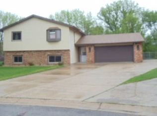 7946 Fairfield Cir N, Brooklyn Park, MN 55444