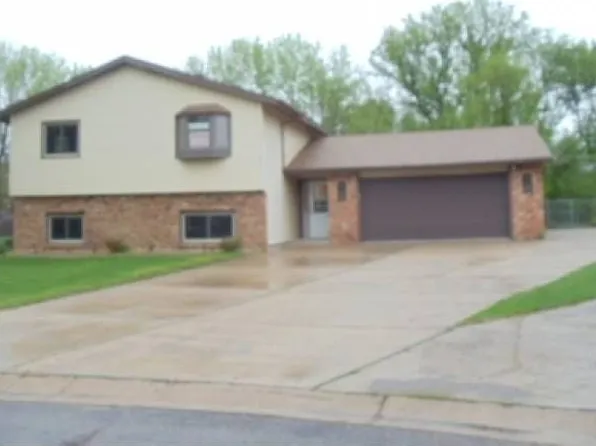 7946 Fairfield Cir N, Brooklyn Park, MN 55444