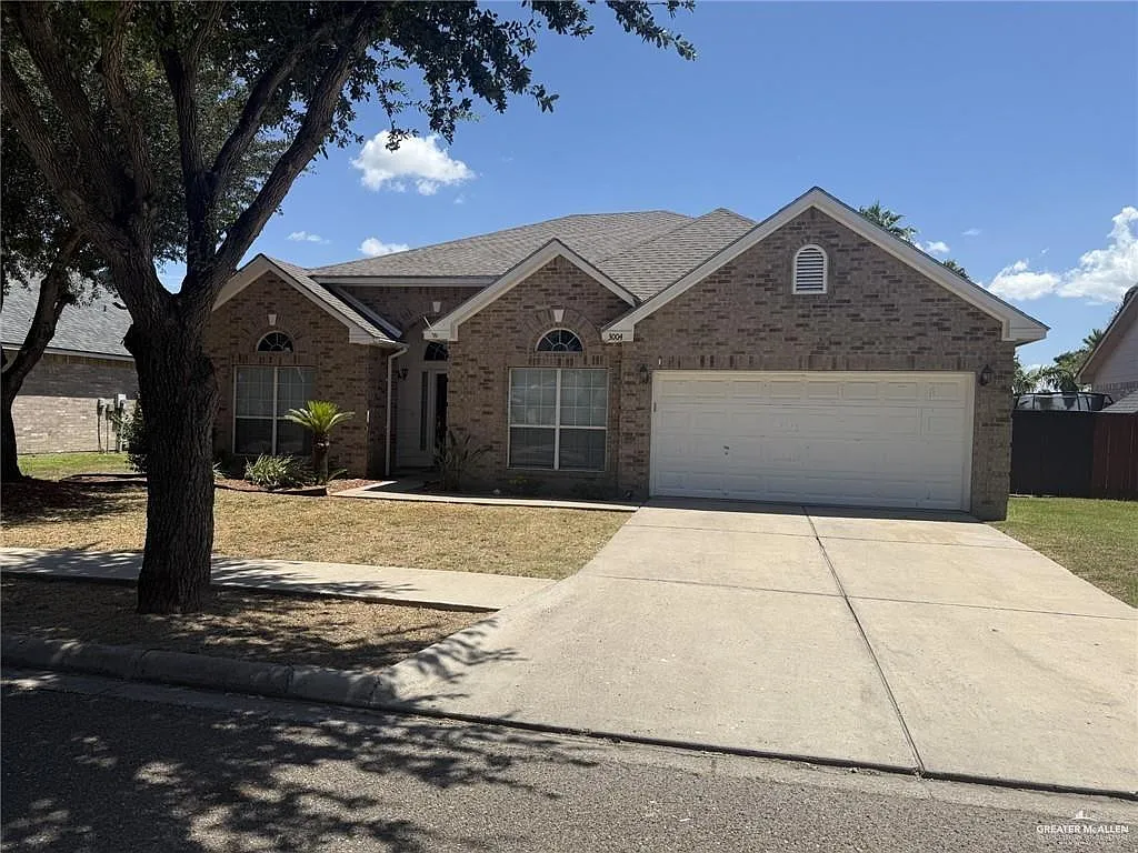 4 bed, 2.0 bath, 2561 sqft, $2,400 — Photo 2