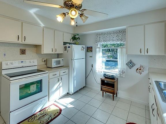 5th image of 3833 Iroquois Dr