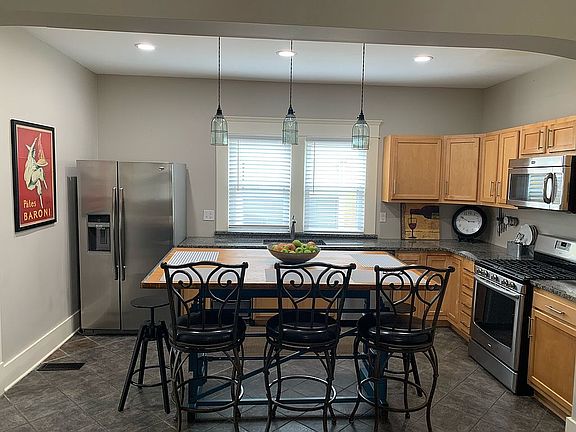 Spacious Eat in Kitchen
