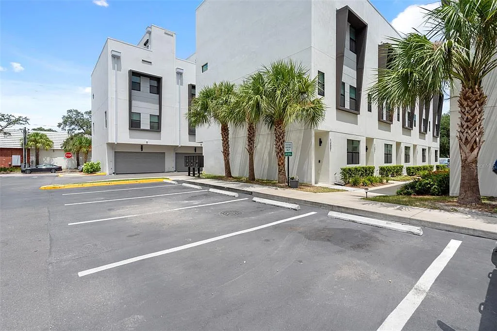 3 bed, 3.5 bath, 2097 sqft, $4,800 — Photo 2