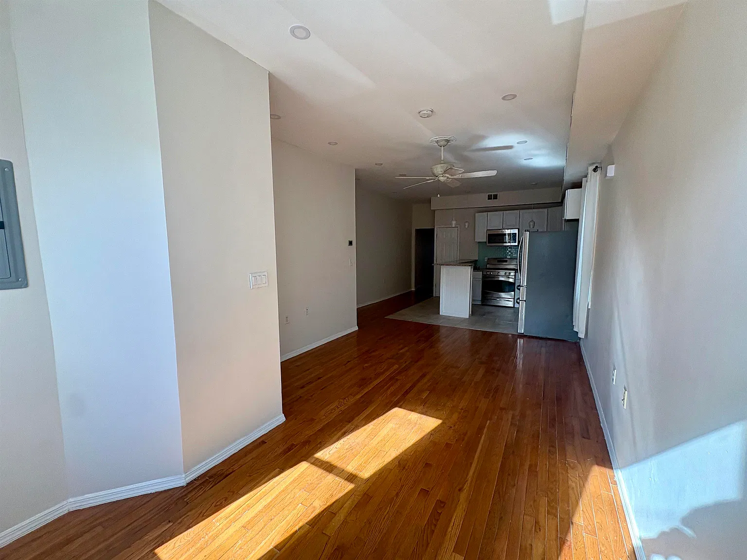 2 bed, 1.0 bath, 800 sqft, $2,400 — Photo 4