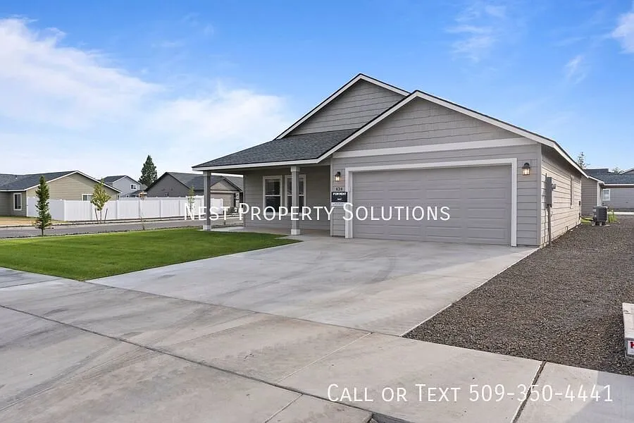 Newer 3-bed, 2-bath with Fireplace! — Photo 3