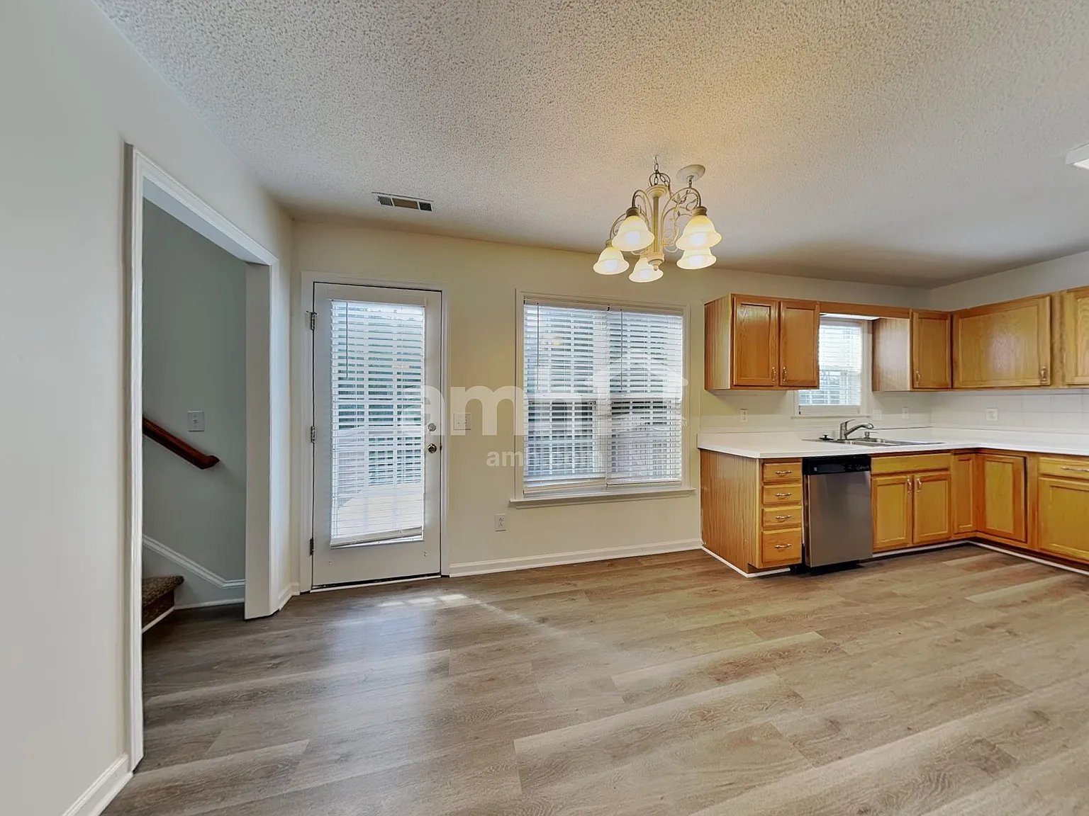 3 bed, 2.0 bath, 1584 sqft, $2,040 — Photo 4