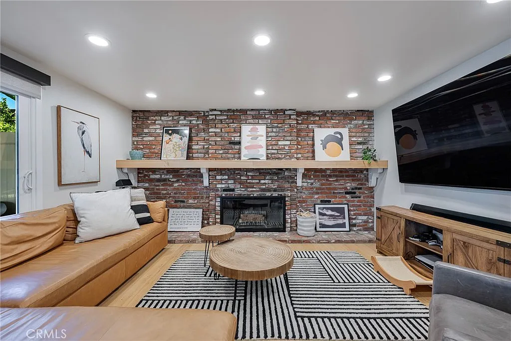 4 bed, 3.5 bath, 2614 sqft, $5,650 — Photo 3