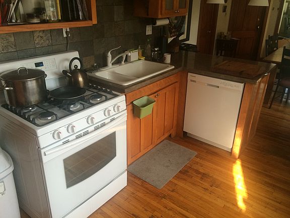 3rd image of 2542 Buchanan St NE #2