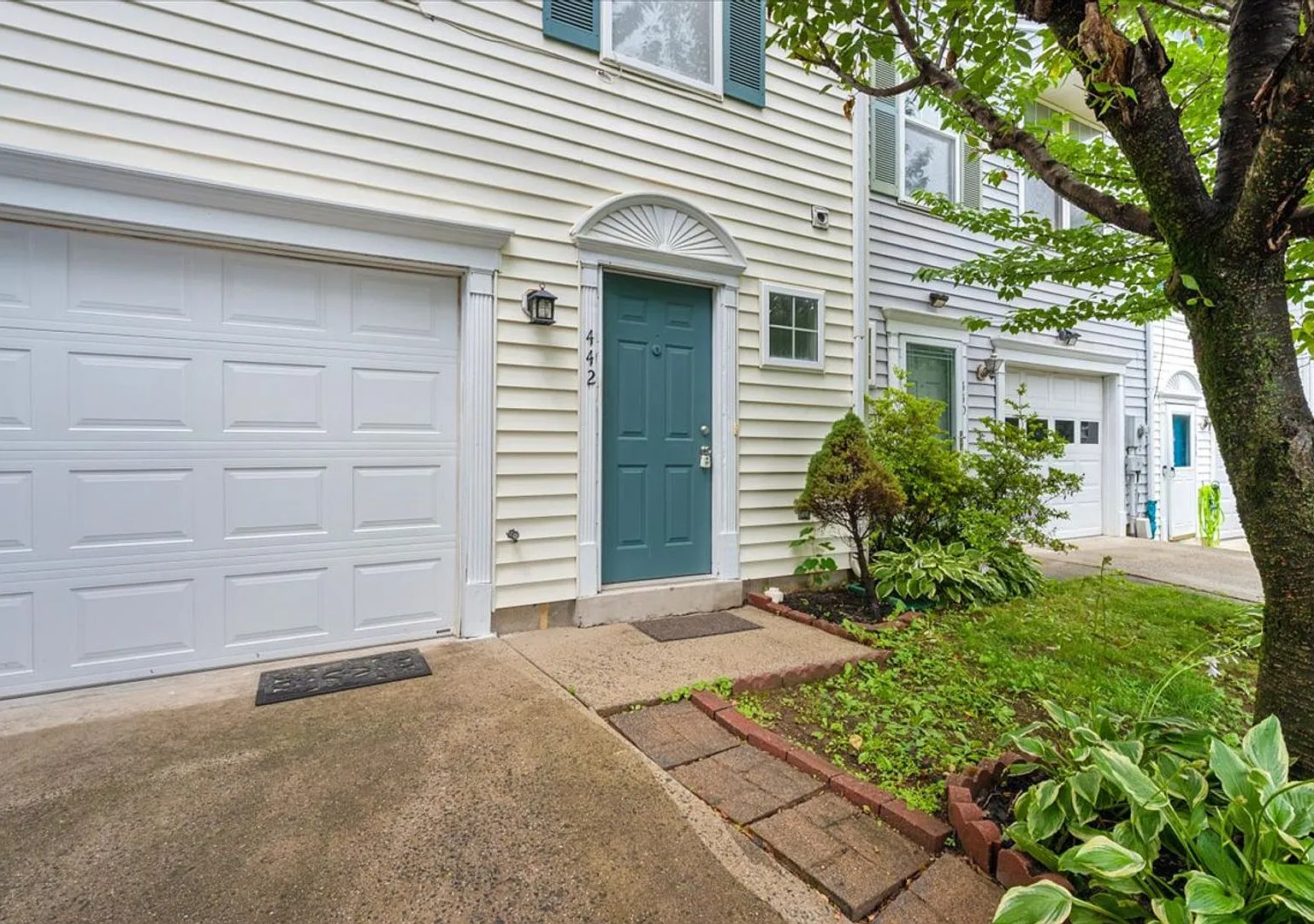 Garage Townhouse For Lease — Photo 1