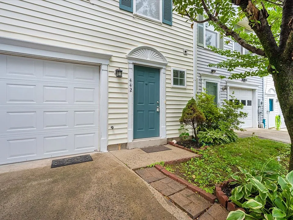 442 Blossom Ln
