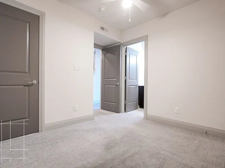 40 West — Photo 17