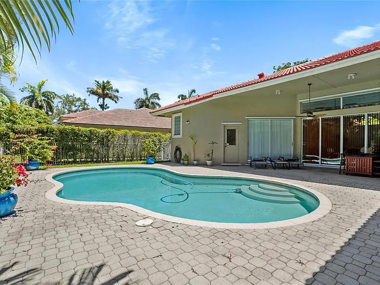 6421 NW 41st St — Photo 35