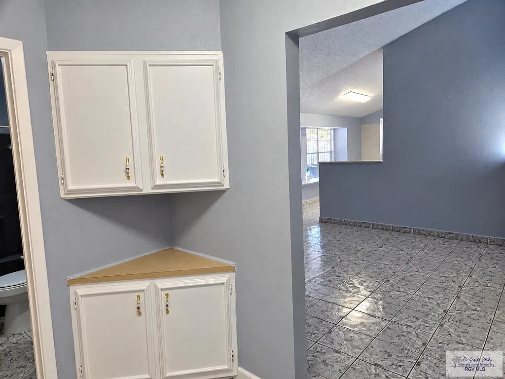 5 bed, 3.0 bath, 1956 sqft, $2,300 — Photo 3