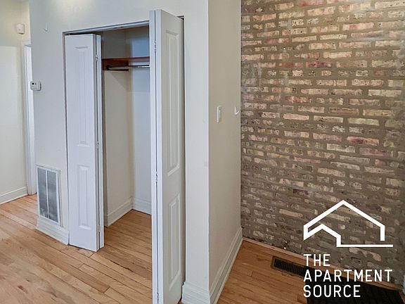 5th image of 618 W Roscoe St #1