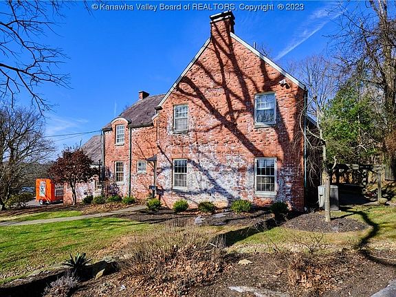 4th image of 1205 Summit Dr