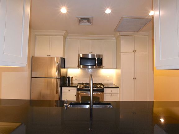 4th image of 57 E 54th St #4