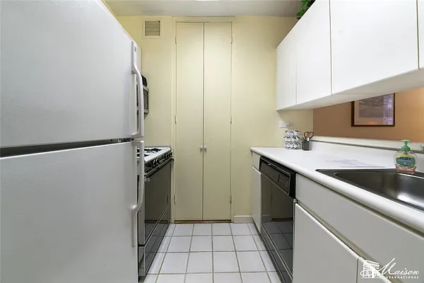 Sold by Maison International | media 4