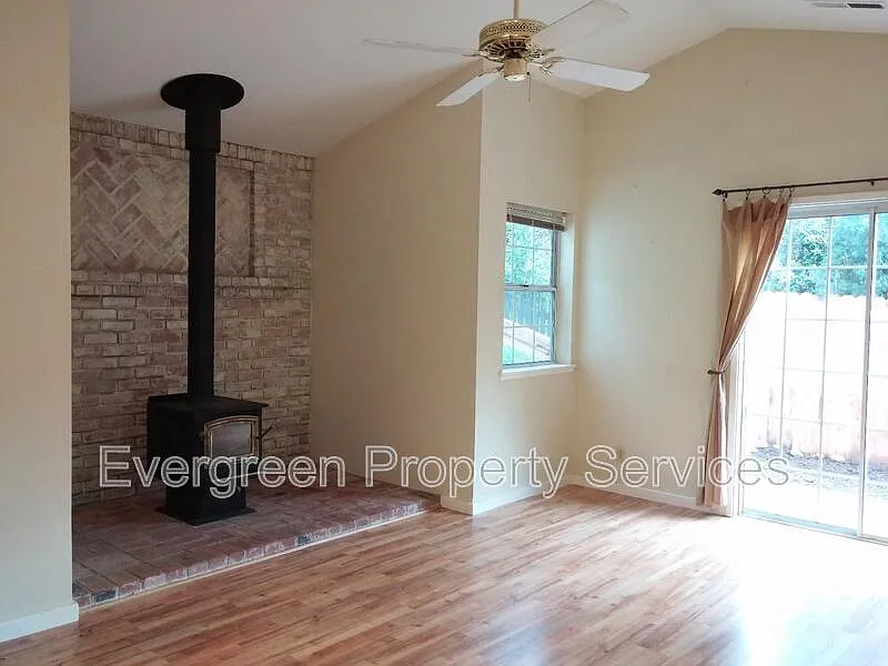 3 bed, 2.0 bath, 1572 sqft, $2,100 — Photo 4
