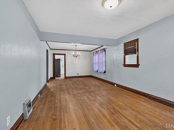 4th image of 7626 Fairham Ave