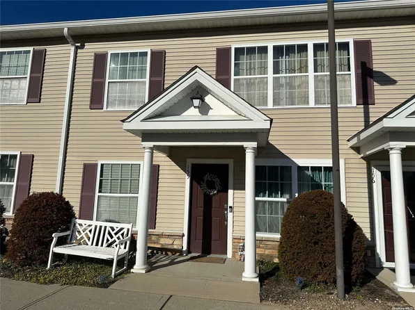 155 Wildwood Circle #155, Holtsville, NY 11742