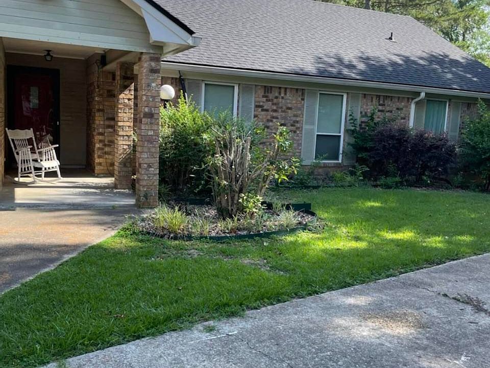 1st image of 305 S Tanglewood Dr