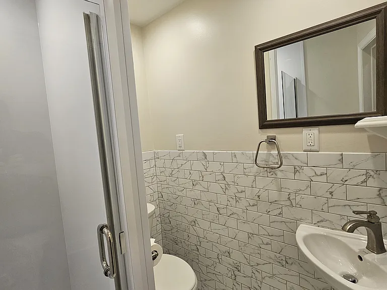 2525 E Madison St — Photo 17