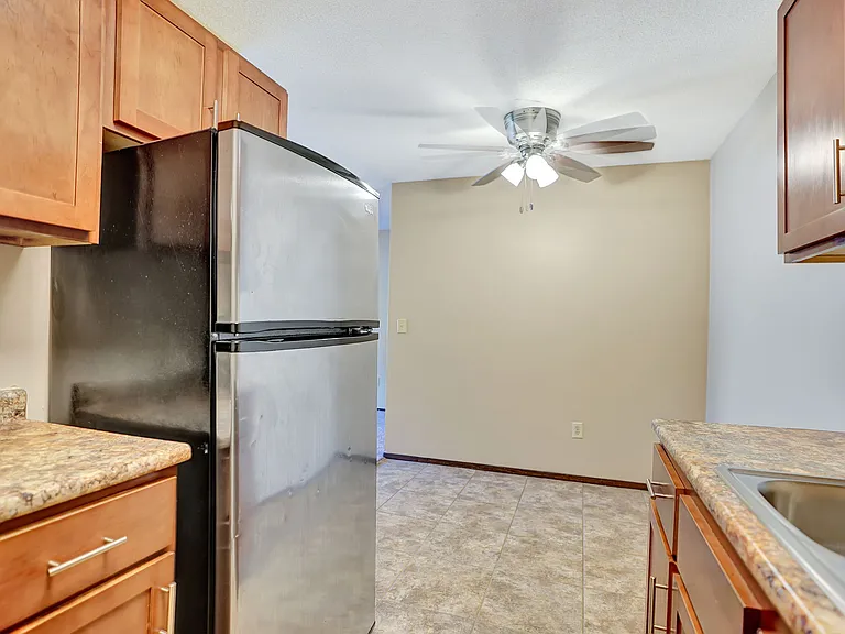 Hennepin Apartments — Photo 24