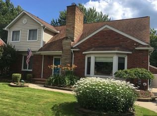 1397 Hawthorne Rd, Grosse Pointe Woods, MI 48236