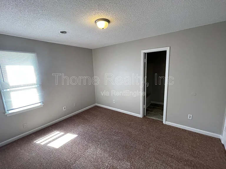 406 E Northern Blvd — Photo 7