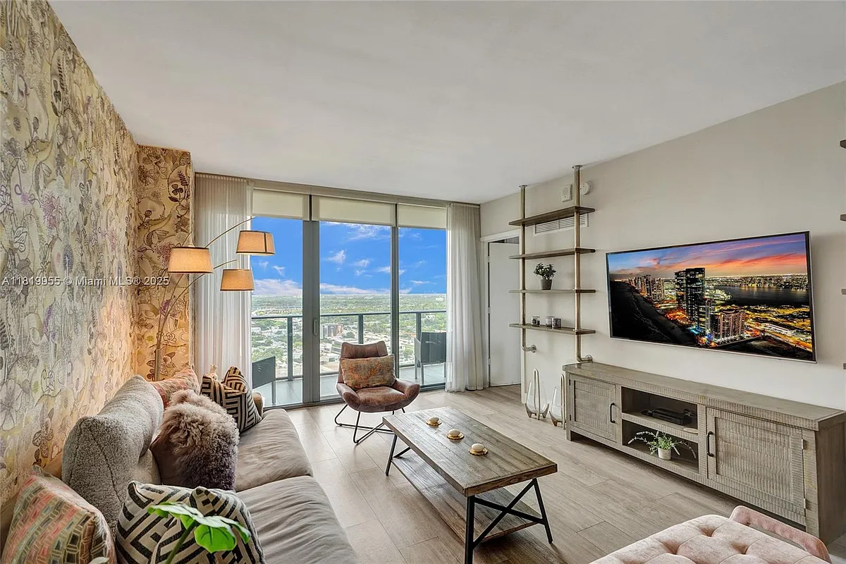 Building Photo - 121 NE 34th St #2512