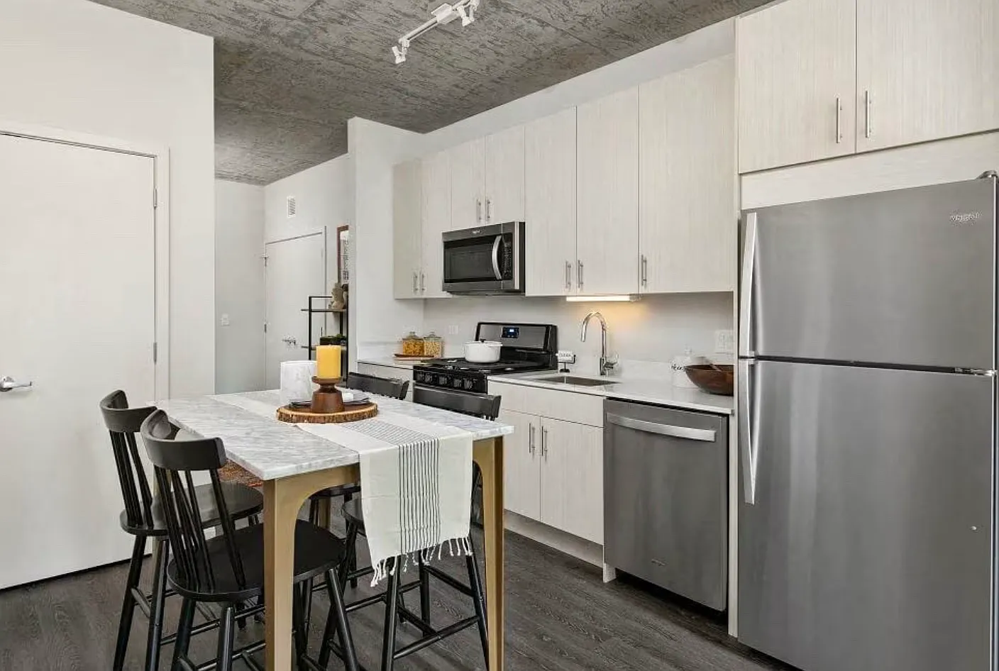 1 bed, 771 sqft, $2,590 — Photo 2