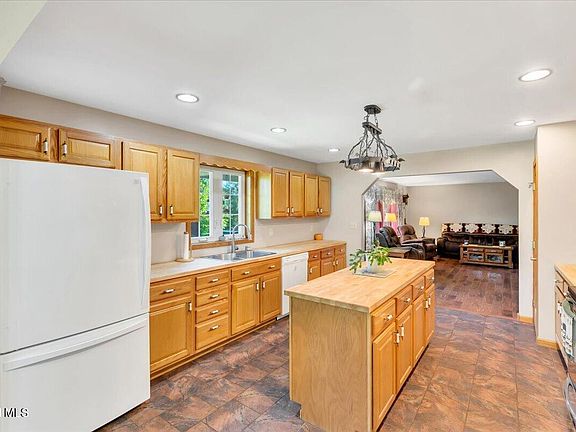 4th image of 525 Crook's  Grove Road