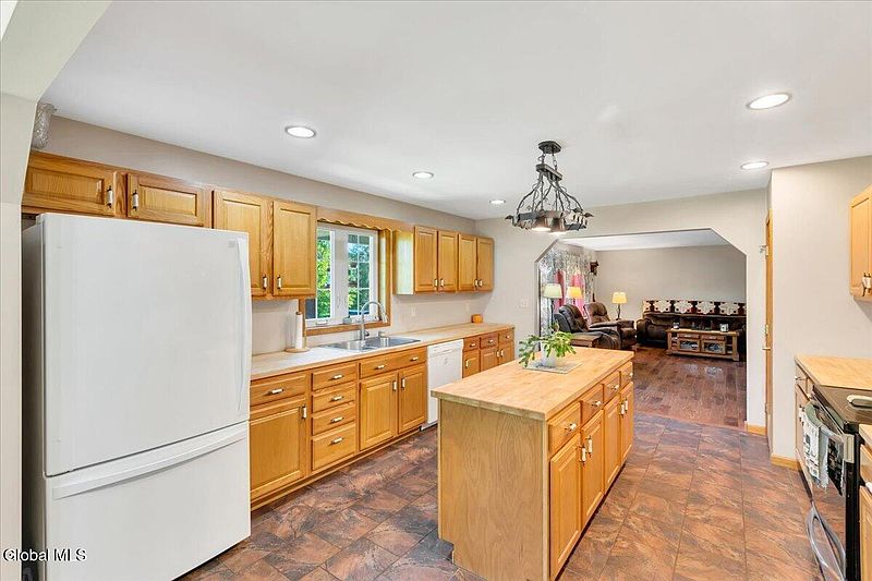 4th image of 525 Crook's  Grove Road