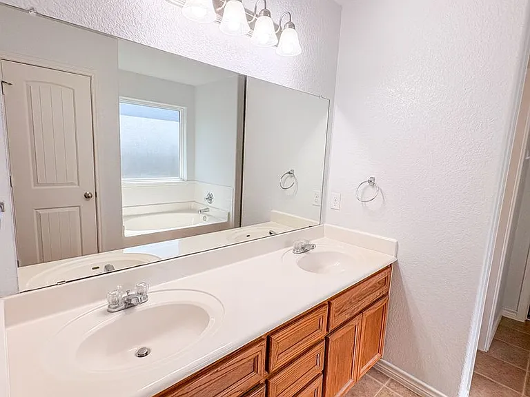 2907 Montague County Dr — Photo 10