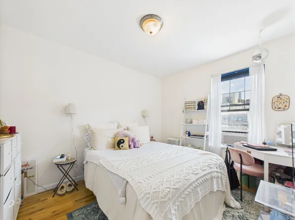 303 West 19th Street 63 image 5 of 6