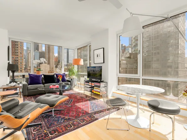 635 West 42nd Street 5G image 1 of 10
